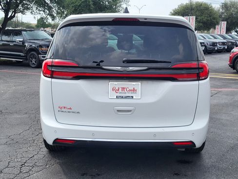 Used 2025 Chrysler Pacifica Select FWD image 4