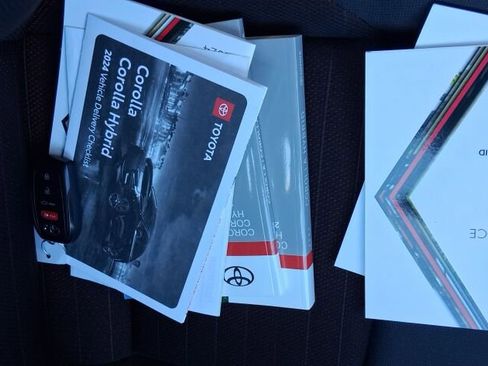 Used 2024 Toyota Corolla SE w/ SE Package image 17