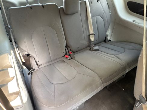 Used 2019 Chrysler Pacifica Touring Plus w/ Tire & Wheel Group FWD image 17