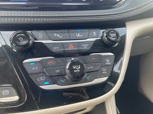 Used 2023 Chrysler Pacifica Limited FWD image 16