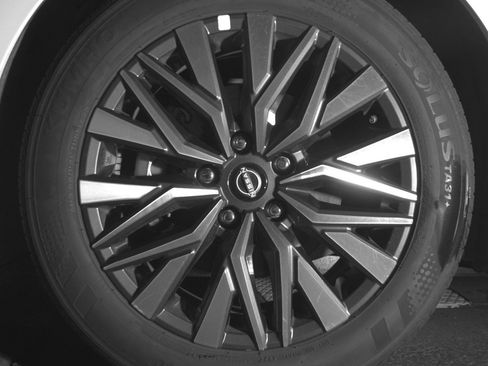 Used 2025 Nissan Altima 2.5 SV FWD image 12