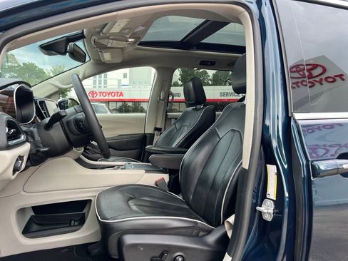 Used 2023 Chrysler Pacifica Limited image 10