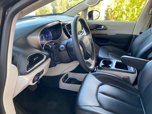 Used 2024 Chrysler Pacifica Limited FWD image 23