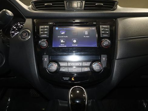 Used 2017 Nissan Rogue SV w/ SV Premium Package image 17