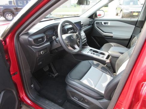 Certified 2024 Ford Explorer XLT w/ Equipment Group 202A AWD/4WD image 3