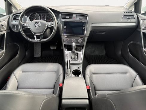 Used 2018 Volkswagen Golf SE image 3