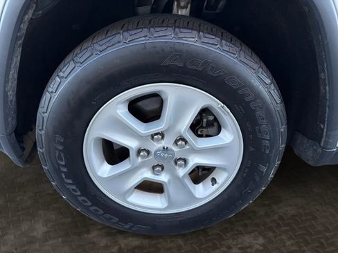 Used 2017 Jeep Grand Cherokee Laredo image 31