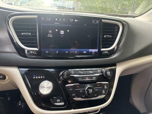Used 2024 Chrysler Pacifica Touring-L FWD image 21