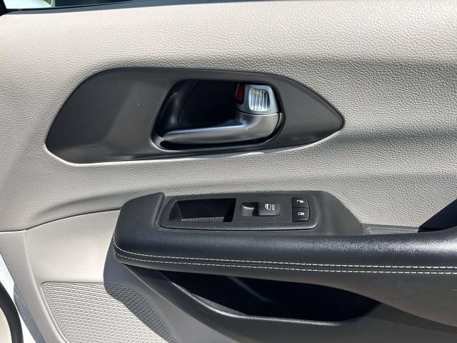 Used 2023 Chrysler Pacifica Touring-L FWD image 20