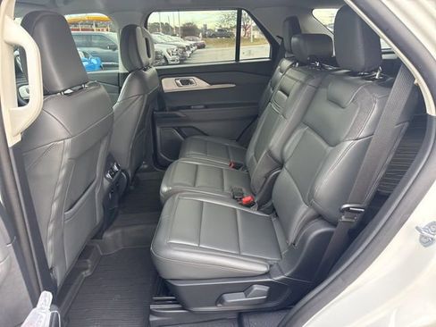 Used 2025 Ford Explorer Active w/ Active Comfort Package image 18
