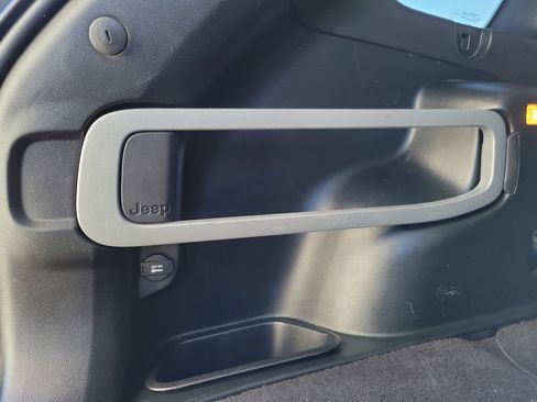 Used 2017 Jeep Cherokee Latitude w/ Cold Weather Group image 11