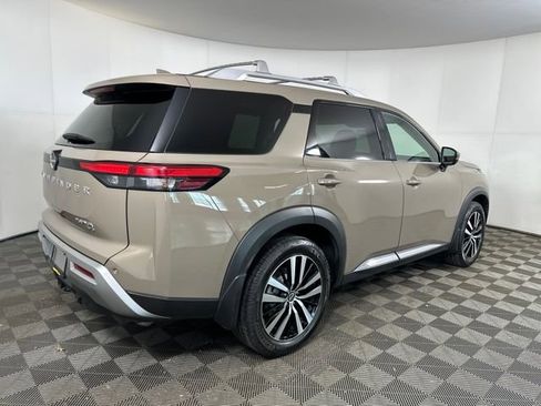 Used 2023 Nissan Pathfinder Platinum image 3