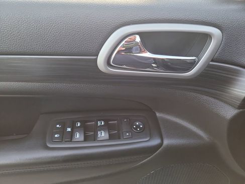 Used 2019 Jeep Grand Cherokee Altitude image 15