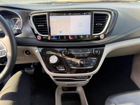 Used 2024 Chrysler Pacifica Select image 9