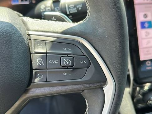 Used 2023 Jeep Grand Cherokee L Limited w/ Black Appearance Package AWD/4WD image 14
