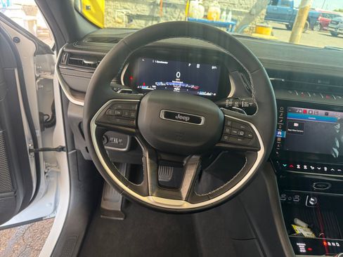Used 2026 Jeep Grand Cherokee Altitude AWD/4WD image 13