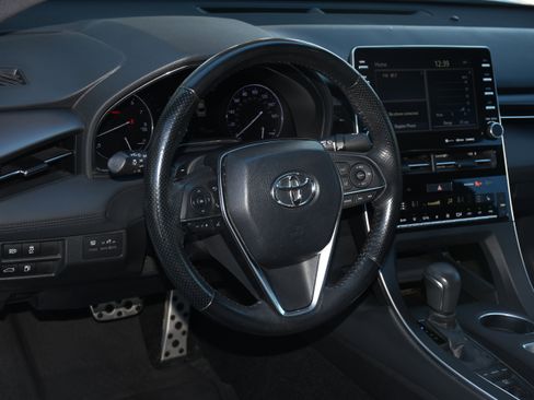 Used 2019 Toyota Avalon XSE image 9