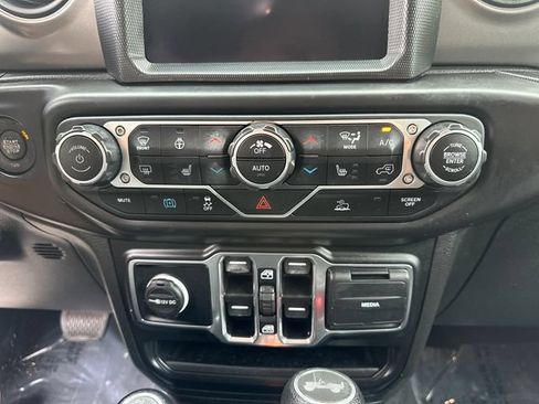 Used 2023 Jeep Wrangler Unlimited w/ Cold Weather Group AWD/4WD image 34