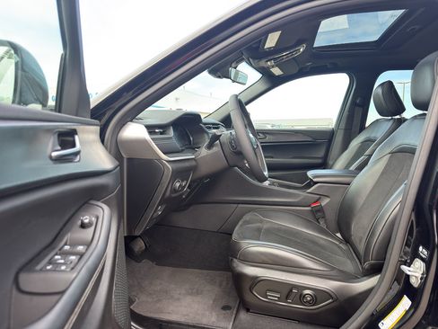Used 2025 Jeep Grand Cherokee Altitude AWD/4WD image 11