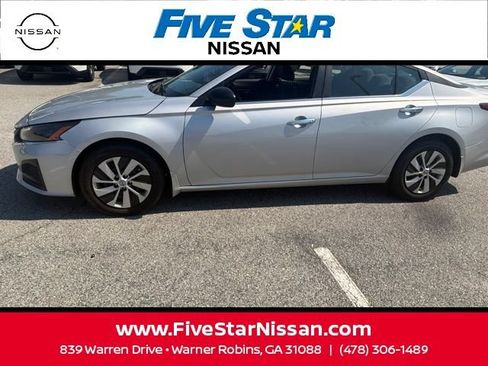 Used 2025 Nissan Altima 2.5 S FWD image 17