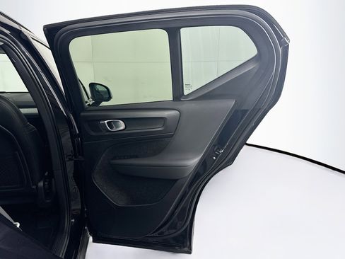 Used 2024 Volvo XC40 B5 Core image 29