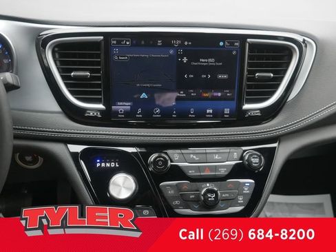 Used 2025 Chrysler Pacifica Limited FWD image 46