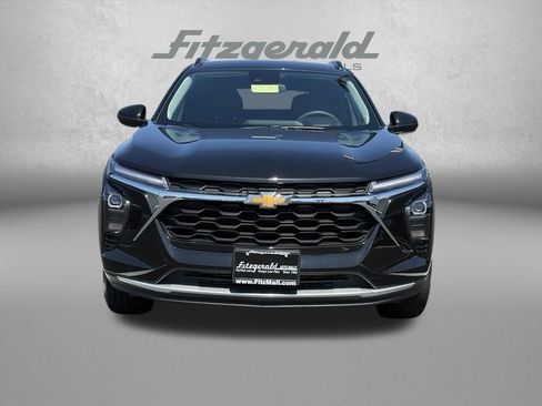 Used 2025 Chevrolet Trax LT FWD image 3
