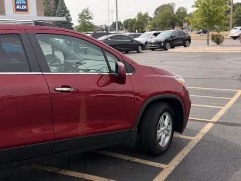 Used 2019 Chevrolet Trax LT w/ LT Convenience Package FWD image 3