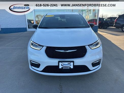 Used 2025 Chrysler Pacifica Select image 2