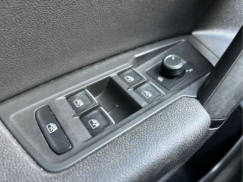 Used 2019 Volkswagen Tiguan SE w/ Panoramic Sunroof Package FWD image 24