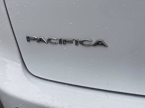 Used 2023 Chrysler Pacifica Touring-L FWD image 5