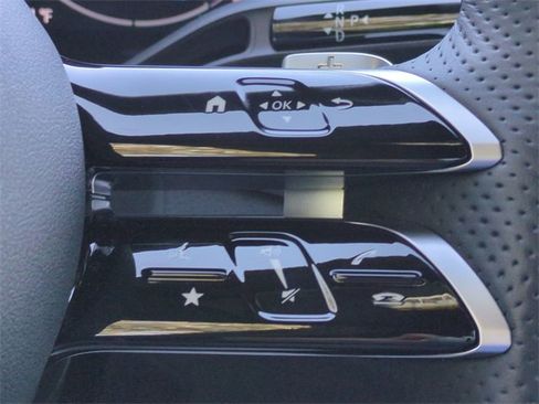 Used 2025 Mercedes-Benz GLC 300 4MATIC image 25