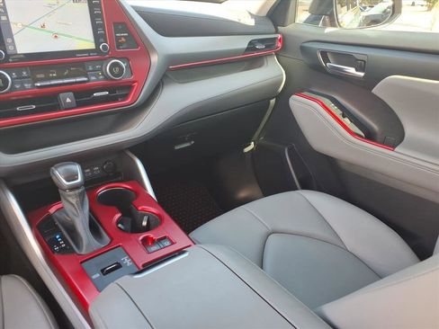 Used 2022 Toyota Highlander XLE image 32
