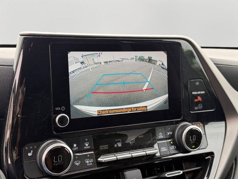 Used 2023 Toyota Highlander XLE AWD/4WD image 23