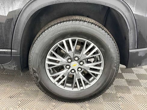 Used 2025 Chevrolet Traverse LT image 13