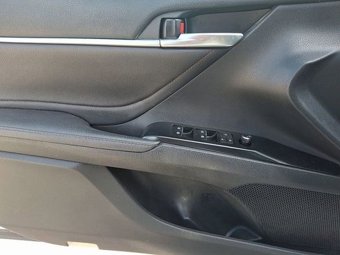 Used 2018 Toyota Camry XLE image 12
