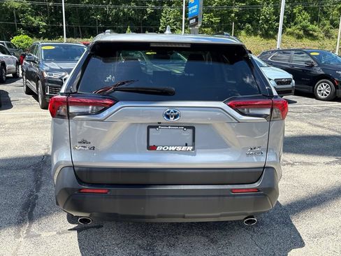 Used 2022 Toyota RAV4 XLE Premium AWD/4WD image 4