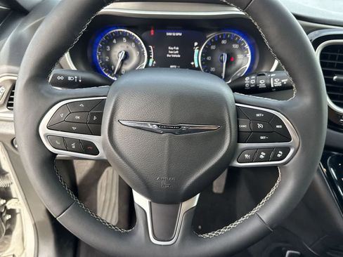 Used 2025 Chrysler Pacifica Select FWD image 25