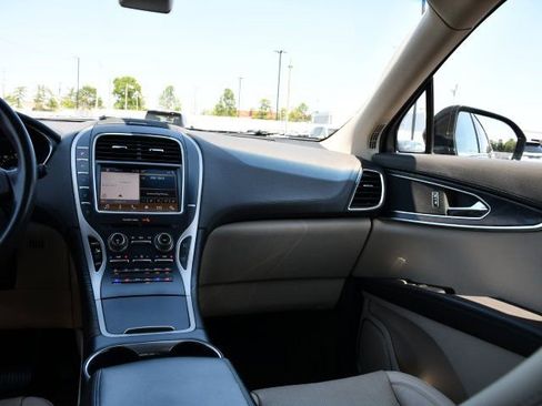Used 2018 Lincoln MKX Reserve w/ Lincoln MKX Climate Package FWD image 25