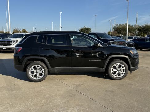New 2026 Jeep Compass Latitude image 3