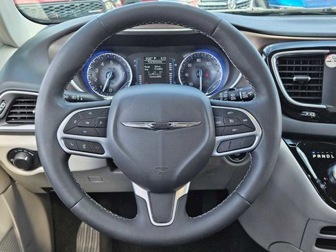 Used 2023 Chrysler Voyager LX image 17