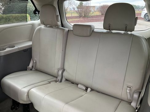 Used 2014 Toyota Sienna XLE image 17