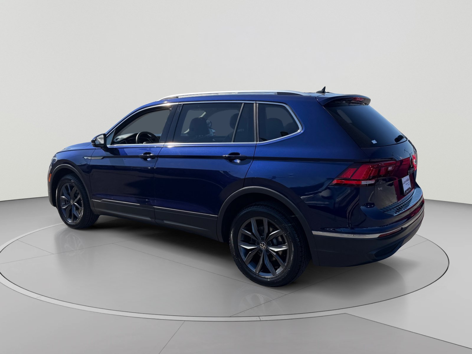 Used 2022 Volkswagen Tiguan SE w/ Panoramic Sunroof Package AWD/4WD image 3