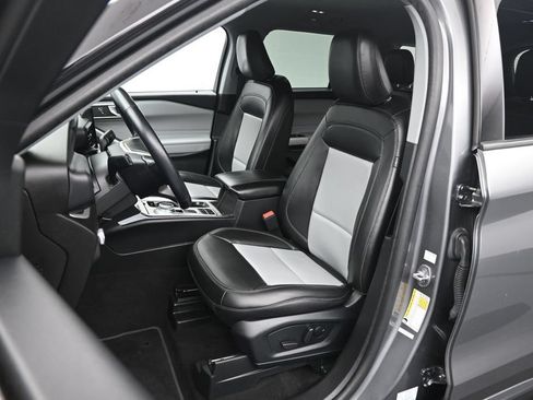 Certified 2023 Ford Explorer XLT w/ Equipment Group 202A RWD image 19