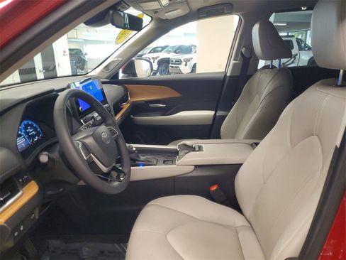 Certified 2024 Toyota Grand Highlander FWD image 16