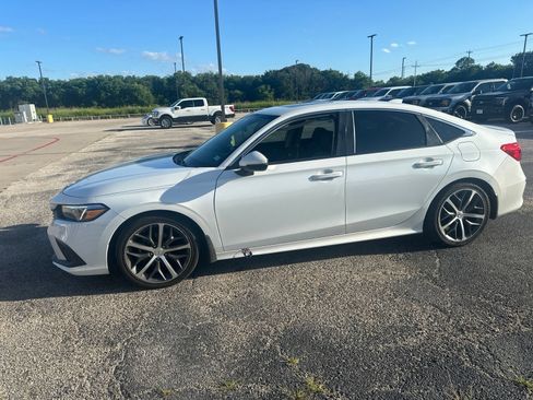 Used 2023 Honda Civic Touring image 2