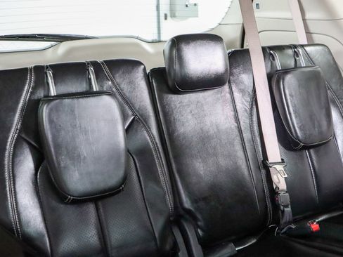 Used 2023 Chrysler Pacifica Touring-L image 29