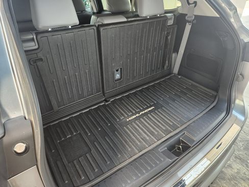 Used 2025 Toyota Highlander Platinum AWD/4WD image 9