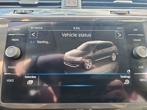 Used 2021 Volkswagen Tiguan SE w/ Panoramic Sunroof Package image 16