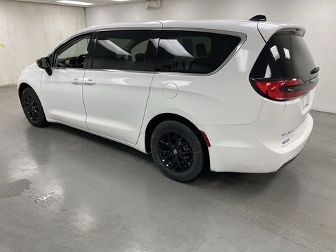 Used 2024 Chrysler Pacifica Touring-L image 3